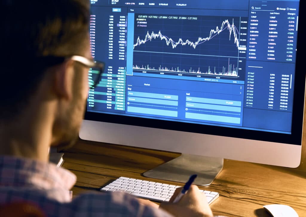 Börsenhändler trading am Computer online