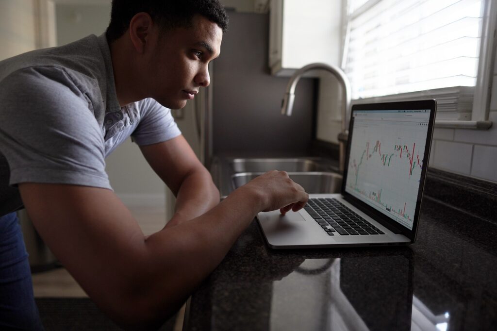 commerciante_uomo_trading_con_laptop_on_forex_trader